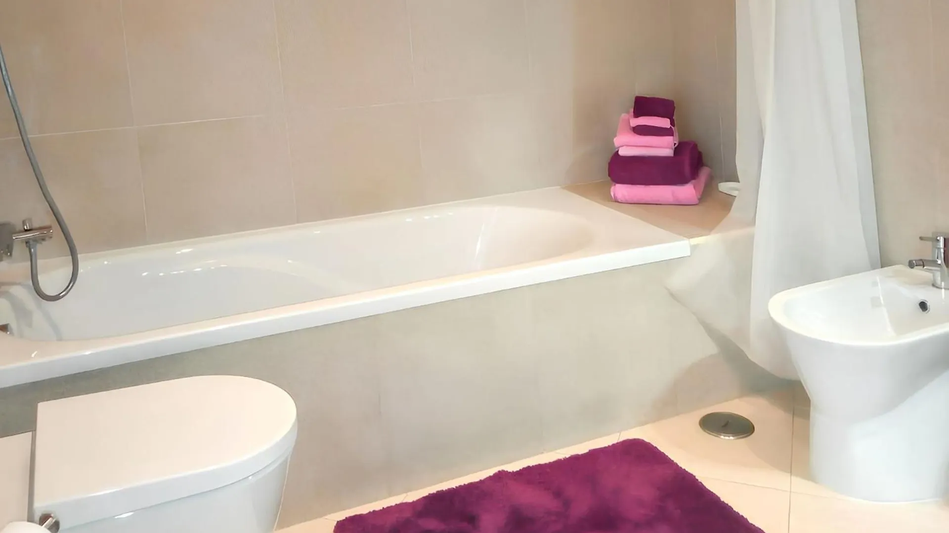 Modern Lagos Apartment with Pool 0*,